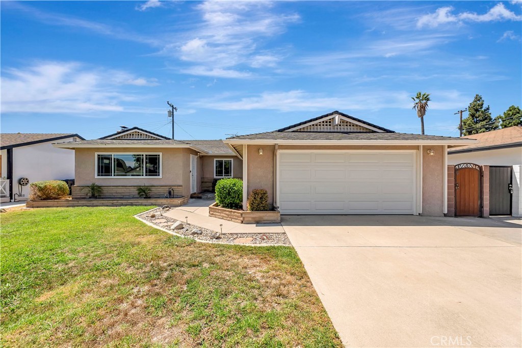 Huntington Beach, CA 92647 | 3 beds| 2 baths| $1,095,000